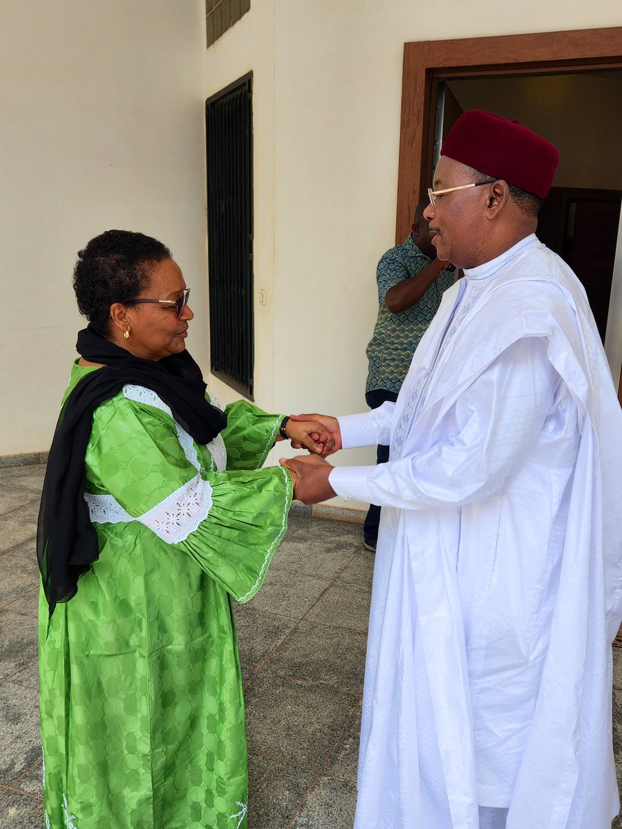 IssoufouMhm's tweet photo. Je me suis rendu cet après midi au domicile de mon ainé l’Ancien Président Ibrahim Boubacar Keïta, rappelé à Dieu le 16 Janvier dernier. J’ai présenté mes condoléances à son épouse Aminata, et marqué un moment de recueillement sur la tombe d’IBK.
Que son âme repose en paix. -IM https://t.co/ICj8rA9uUW