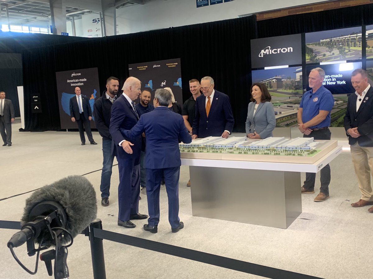 .⁦@MicronCEO⁩ shows @POTUS a model of the $100 billion semiconductor facility the company plans to build over the next 20 years. He said the four buildings will cover 2.4 million square feet.