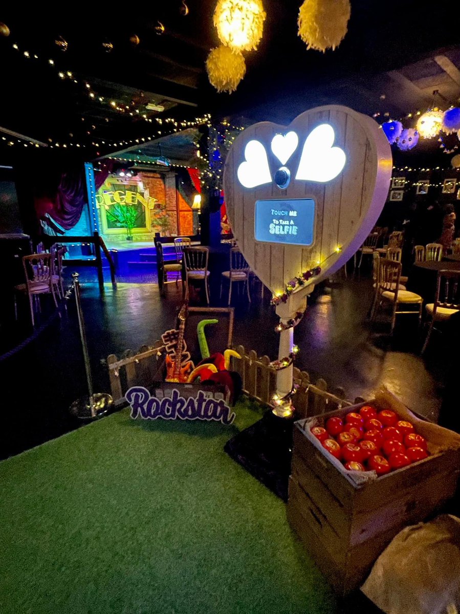 All set up &amp; ready to celebrate the Children First Fostering Agency’s Annual Children’s Awards!!!! 🌟💜 

If you are looking for a kids Entertainer #JoeBanana is your man he Controls the room beautifully 

#photobooth #essex #ChildrenFirstFosteringAgency 

magicmonkeybooths.co.uk/rustic-heart-b…