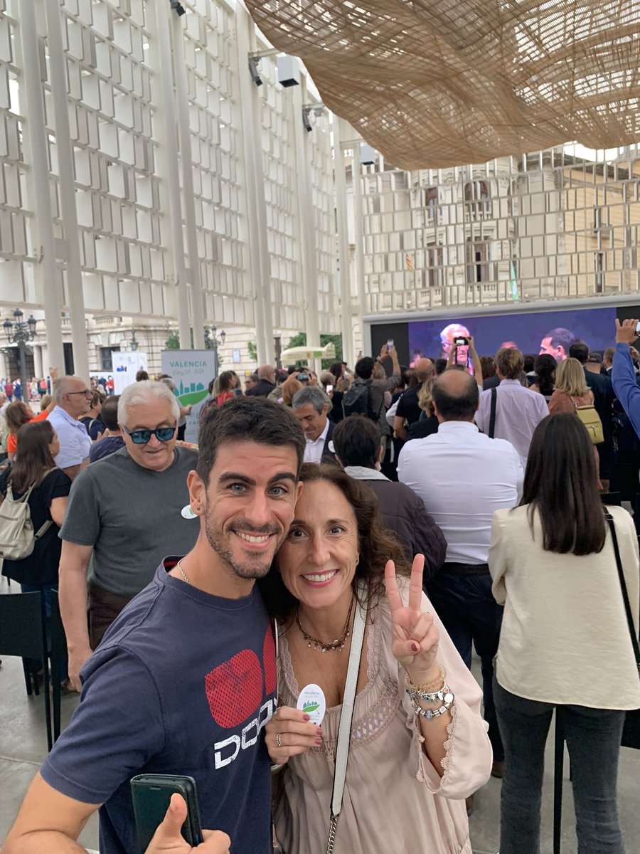 iespuzol's tweet photo. Valencia!!! #EUGreenCapital 2024!!!! Profes de los proyectos interdisciplinarios y Erasmus, sobre sostenibilidad y las ODS, han acudido a la ceremonia de premios en Plaza @AjuntamentVLC @EUGreenCapital @GVAeducacio @GreenGrenoble22 @sepiegob https://t.co/8ZBR5YzdE1