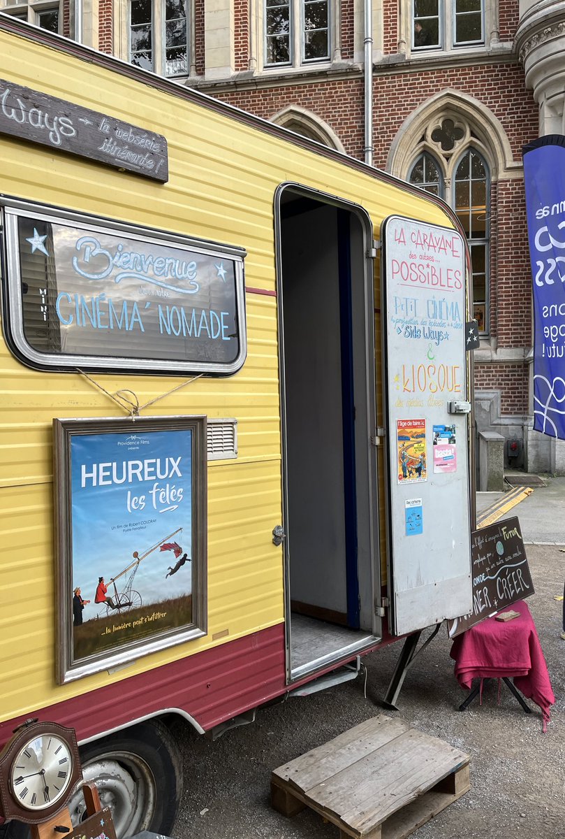 duhamel_vanessa's tweet photo. Petite séance de #cinémanomade dans la caravane « des autres possibles » garée à #Lille à l’occasion d’#ECOPOSS .J’ai choisi de visionner Un autre monde existe, l’histoire du berger et de sa bergerie construite en pleine ville à Bagnolet (93) et c’était formidable ! #sideways https://t.co/JuBZPr345g