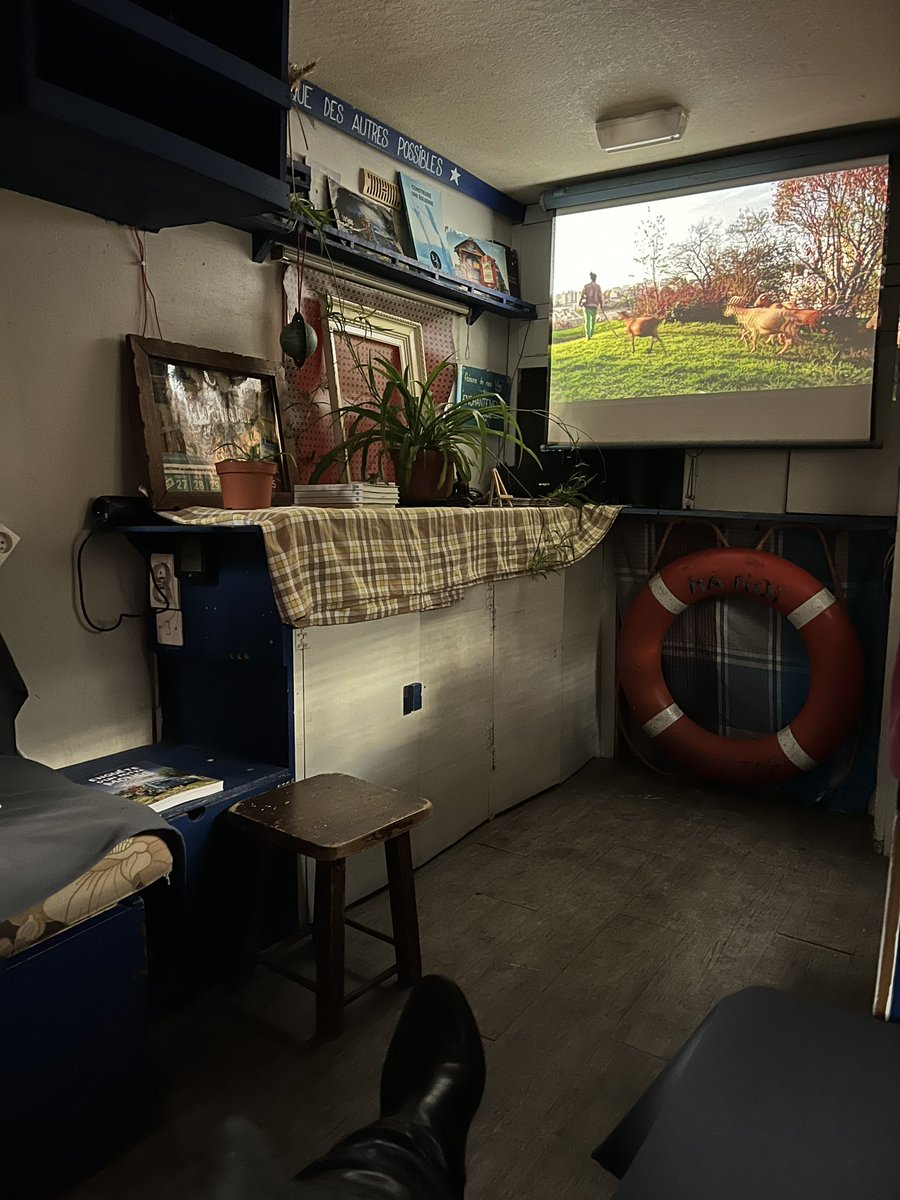 duhamel_vanessa's tweet photo. Petite séance de #cinémanomade dans la caravane « des autres possibles » garée à #Lille à l’occasion d’#ECOPOSS .J’ai choisi de visionner Un autre monde existe, l’histoire du berger et de sa bergerie construite en pleine ville à Bagnolet (93) et c’était formidable ! #sideways https://t.co/JuBZPr345g