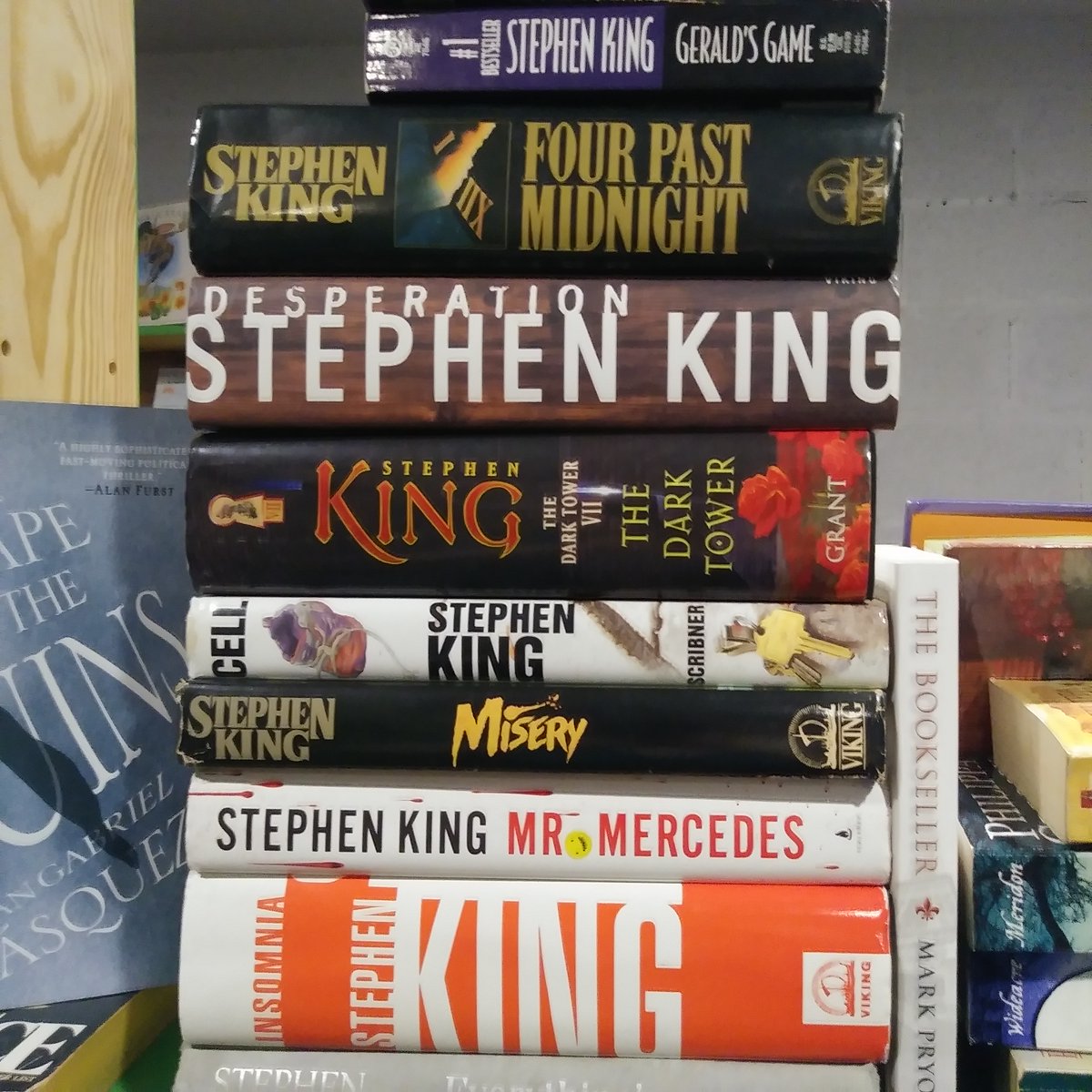 DeadTreeBooksSA's tweet image. Stephen King hardcovers.  $10 each.  Get them while you can!  #StephenKing #books