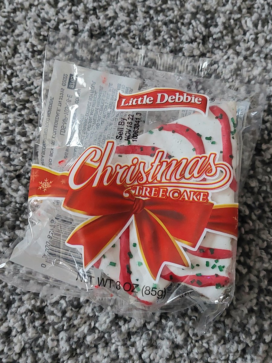 Forrunningoutld's tweet photo. It's the most wonderful time of the year!!!  I get way too excited about these @LittleDebbie #christmastreecakes. 🥰😊🤤 #sweettooth #snackcake https://t.co/P4f0yCMPnj