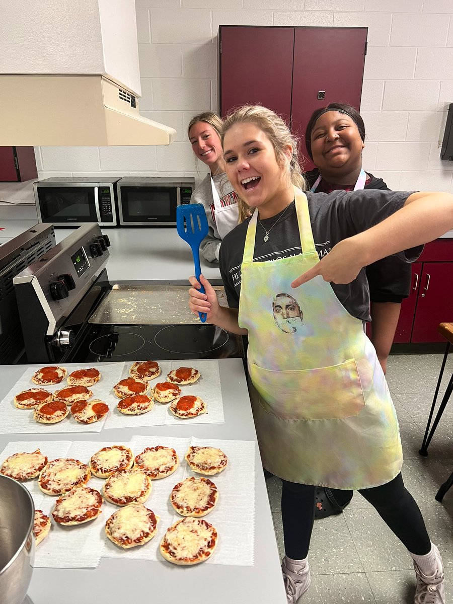 MsCampHHS's tweet photo. Bon Appetite in Nutrition 1 &amp; 2 today @houstonhighGMSD 
Nutrition 1 had their carbs, fats, and proteins lab while Nutrition 2 made chicken fried rice for their 6 Basic Nutrients. https://t.co/0ize6d3uNj