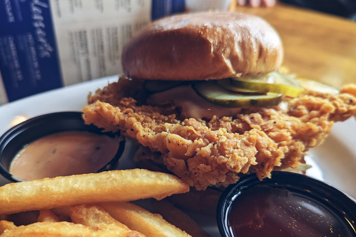 VisitIGH's tweet image. Tennessee Hot Chicken Sandwich at Mallards Restaurant too spicy for ya? 🔥 Request it on the side. 

Highly recommended!! 👍

#VisitIGH #Mallards #InverGroveHeights #TennesseeHotChicken #ChickenSandwich #Dine #Dining #TwinCities #LocalRestaurant @RH_Chamber @CityofIGHmn