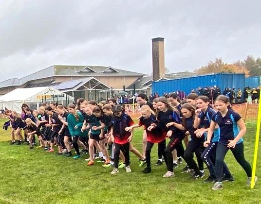 Dyffrynamanpe's tweet photo. Well done to the 58 cross-country runners from @dyffrynaman for competing so well on a challenging course. Thanks to Bro Myrddin for hosting and organising. Full results to follow, with some outstanding individual performances to celebrate by our runners 🐗🎽 #tankempty https://t.co/PrUkJfV9W4