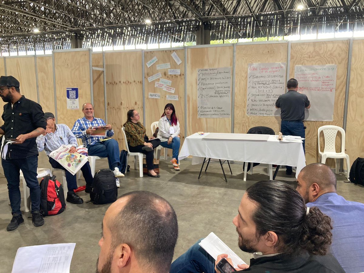 ANLA_Col's tweet photo. #AntioquiaTienesLaPalabra | En el marco de los Diálogos Regionales Vinculantes en Medellín, equipo técnico de la ANLA participa como facilitador de las mesas "Economía productiva para la vida y lucha contra el cambio climático". https://t.co/NKbPyPvrct