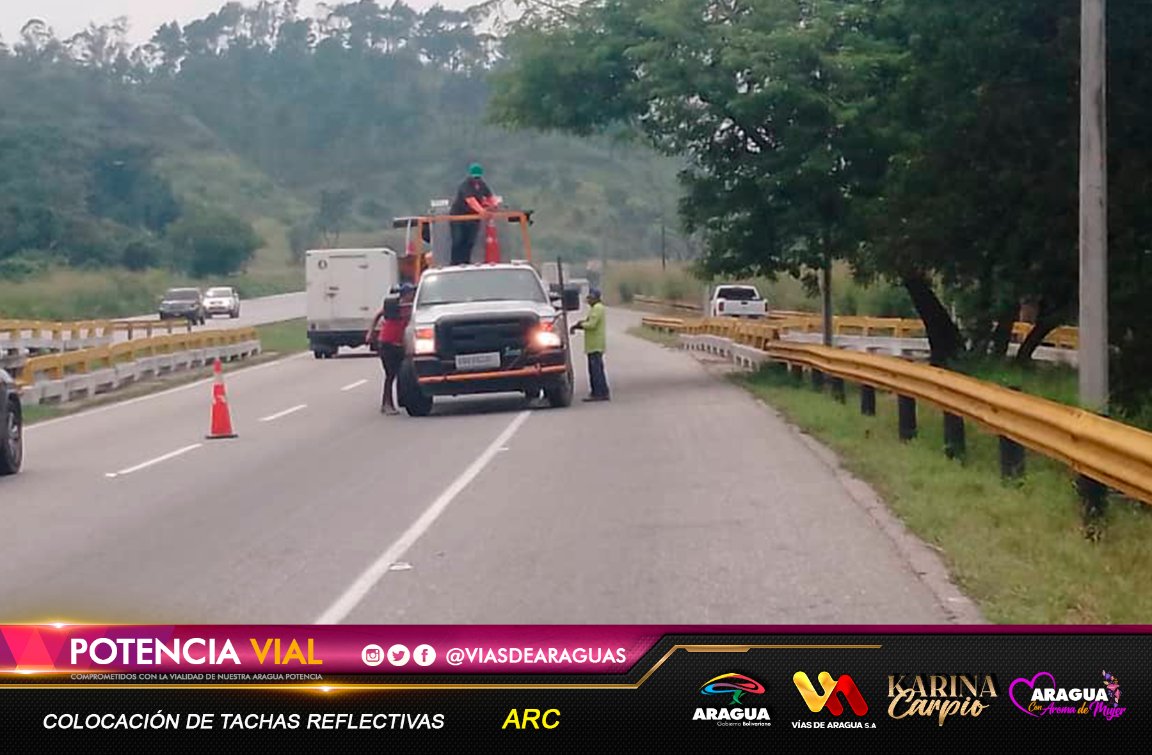 viasdearaguas's tweet photo. 🚧📸#Aragua Seguridad vial con la instalación de demarcadores viales reflectivos (Ojos de Gatos)
en la #ARC a la altura de distribuidor de la victoria en acción del 1x10 del Buen Gobierno🚧
#PuebloConCasaPropia
@NicolasMaduro @Soykarinacarpio @VTVcanal8 https://t.co/xEA6bfDCBA