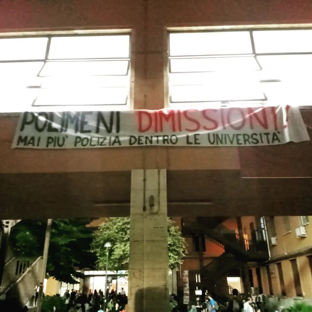Sapienza, occupata la facoltà di Scienze politiche contro la rettrice: «Polimeni dimettiti»
«Ci riprendiamo le nostre aule» dicono studenti 2 giorni dopo gli scontri con la polizia per la presenza del convegno organizzato da Azione universitaria con la presenza del deputato di FI