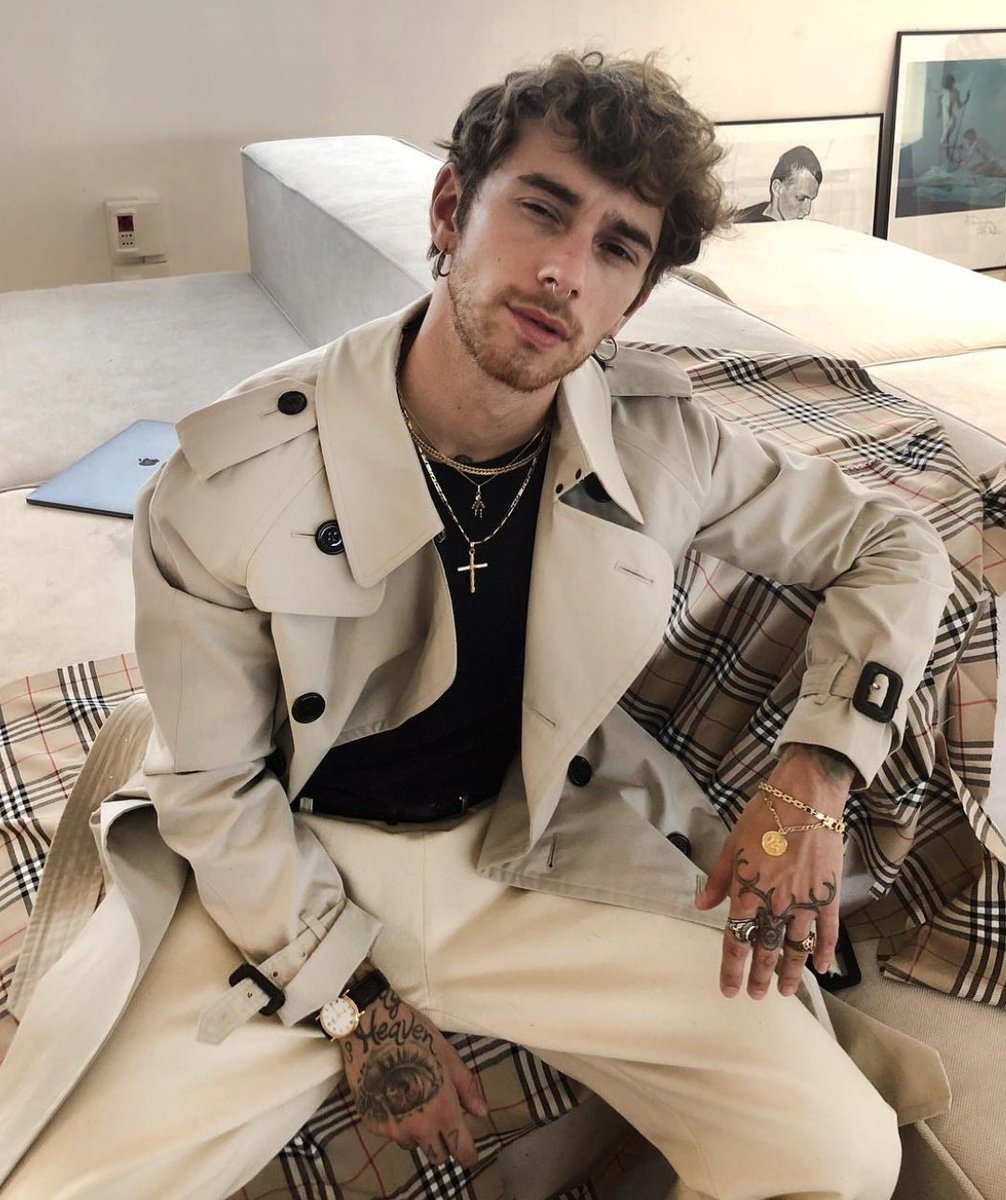 ᅠ
                         oikawa tooru╱ 31 yrs.
                                     lawyer 
                           #hqrp , like and rt.

ᅠ