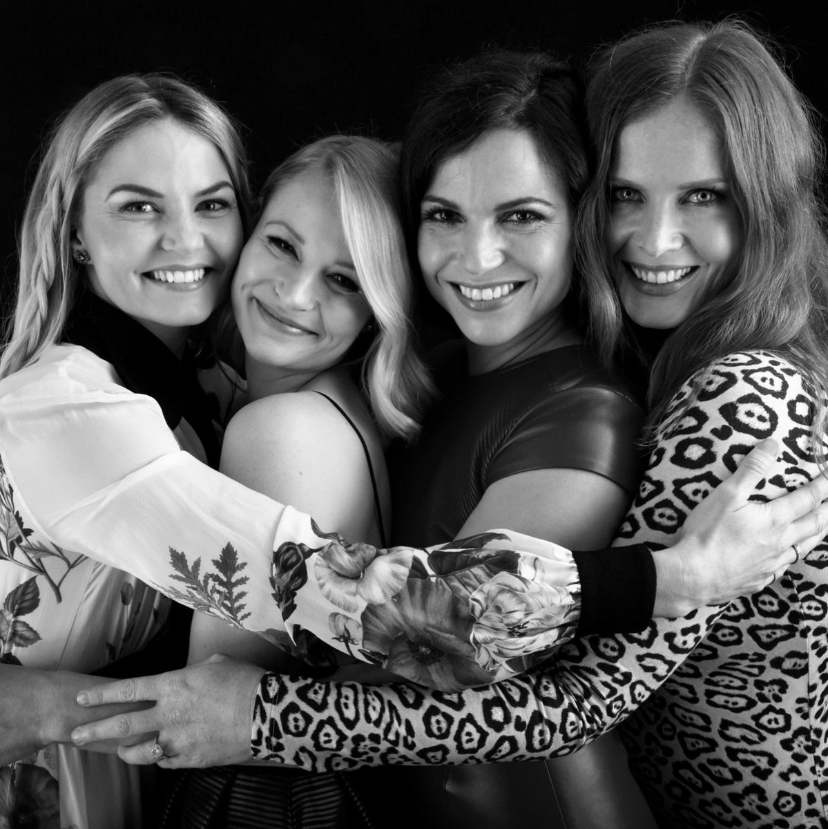 EnchantedSwans's tweet photo. The ladies of OUAT πβ€οΈ
#jennifermorrison #emiliederavin #lanaparrilla #rebeccamader #onceuponatime #ouatsdcc #sdcc2016 https://t.co/9g5ABJhkHy