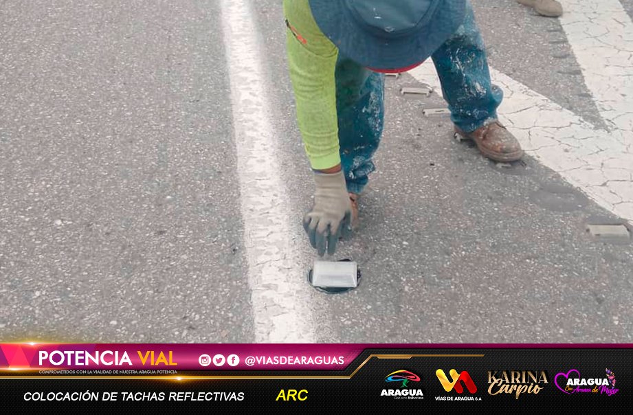 viasdearaguas's tweet photo. 🚧📸#Aragua Seguridad vial con la instalación de demarcadores viales reflectivos (Ojos de Gatos)
en la #ARC a la altura de distribuidor de la victoria en acción del 1x10 del Buen Gobierno🚧
#PuebloConCasaPropia
@NicolasMaduro @Soykarinacarpio @VTVcanal8 https://t.co/xEA6bfDCBA