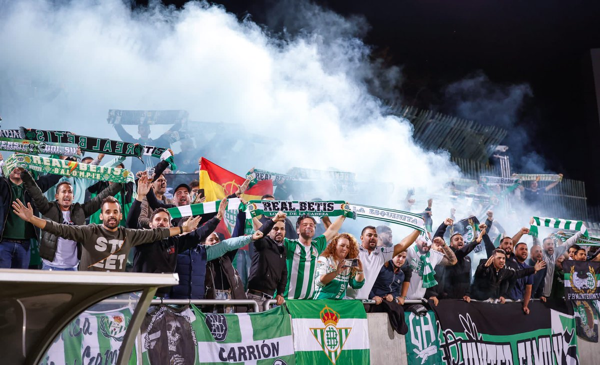 pb_laesquinita's tweet photo. Honor a toda nuestra gente que ha cruzado el telón de acero para ver otra victoria en Europa. #heliopolis #betis #beticismo #europaleague #bulgaria #ludogorets #realbetis @Barroso1907 @fhaespo https://t.co/78v5DTkAmi