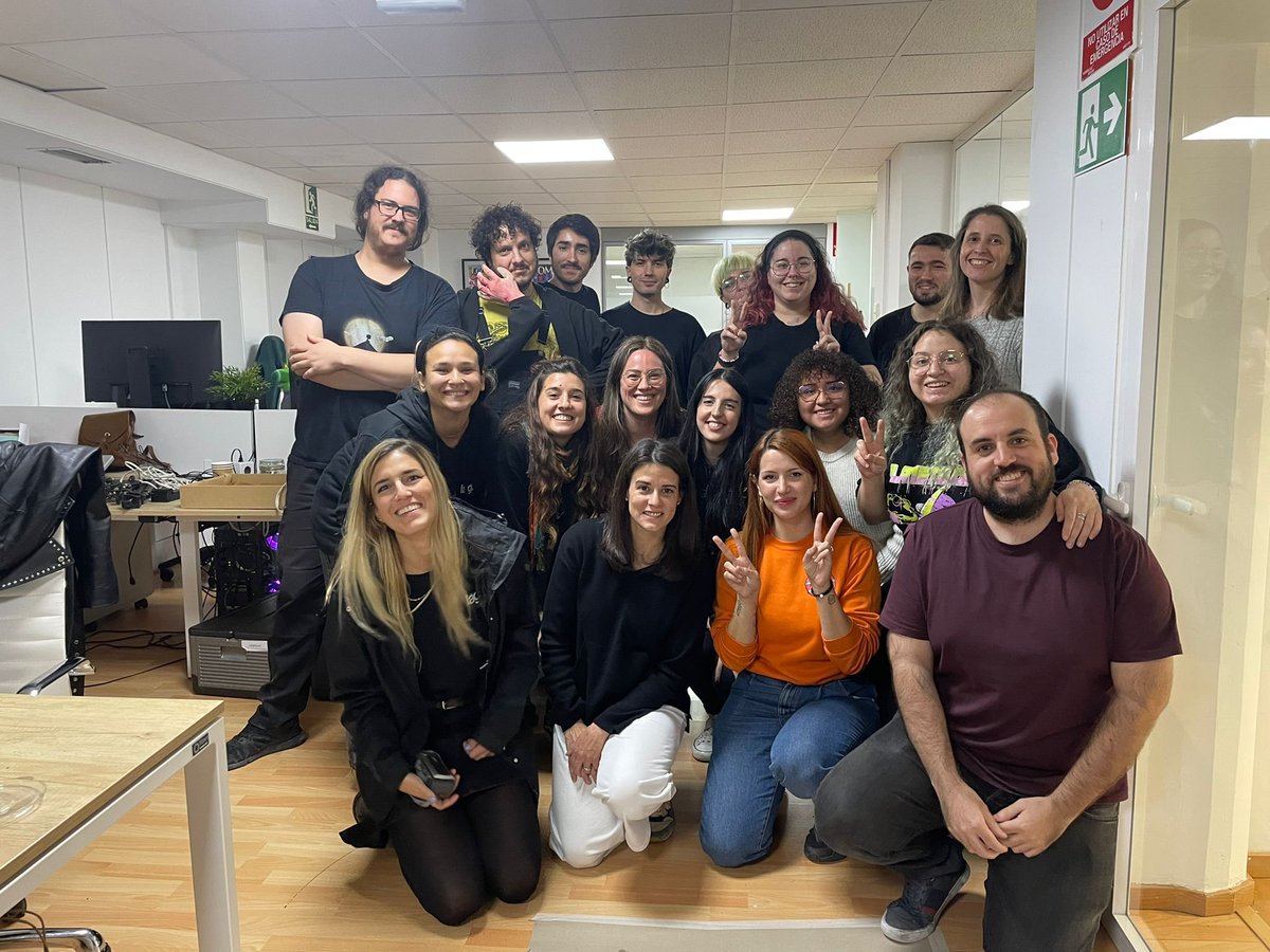 Muy orgullosos y enamorados del equipo que ha puesto todo su mimo en el contenido y el empaque del primer benéfico de nuestras vidas:

Ana, <a href="/diexso0n/">adan</a>, <a href="/JezzBeck/">♡ 𝐉𝐞𝐳𝐳.</a>, <a href="/Pablovegamz/">Pablo vega</a>, @SuixMartin, <a href="/Nullien/">🌷Nullien🌷</a>, @maiderletona_, @luciadivita, <a href="/Donmingote/">Mingoten</a>, <a href="/cxisxu/">Cris</a>, <a href="/Akwatiro/">Akwatiro</a> y <a href="/Montse__Mg/">Mon ☀️</a>