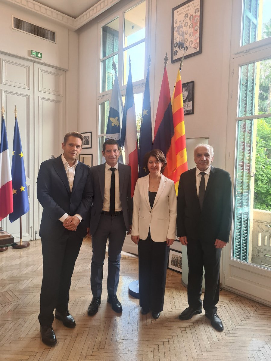 Entretien chaleureux avec @davidlisnard, Maire de Cannes et President de @l_amf, avant l’inauguration de la Promenade Charles Aznavour. Un échange enrichissant sur la situation géopolitique régionale et les nouveaux projets de coopération entre l’Arménie et @villecannes. 🇫🇷 🇦🇲