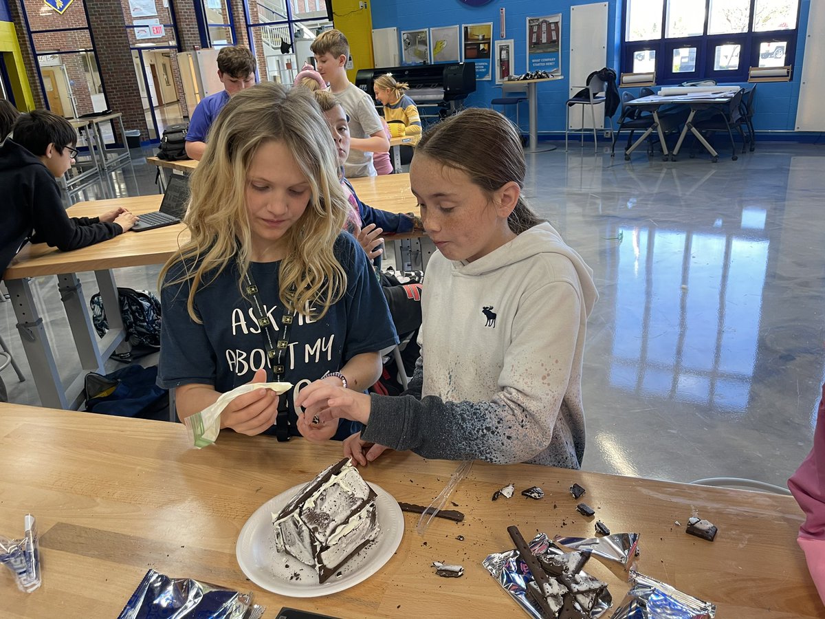 mahon_zepmath's tweet photo. Makerspace Build Day! #hauntedgingerbread #spookystem https://t.co/nCHc1I5DC5
