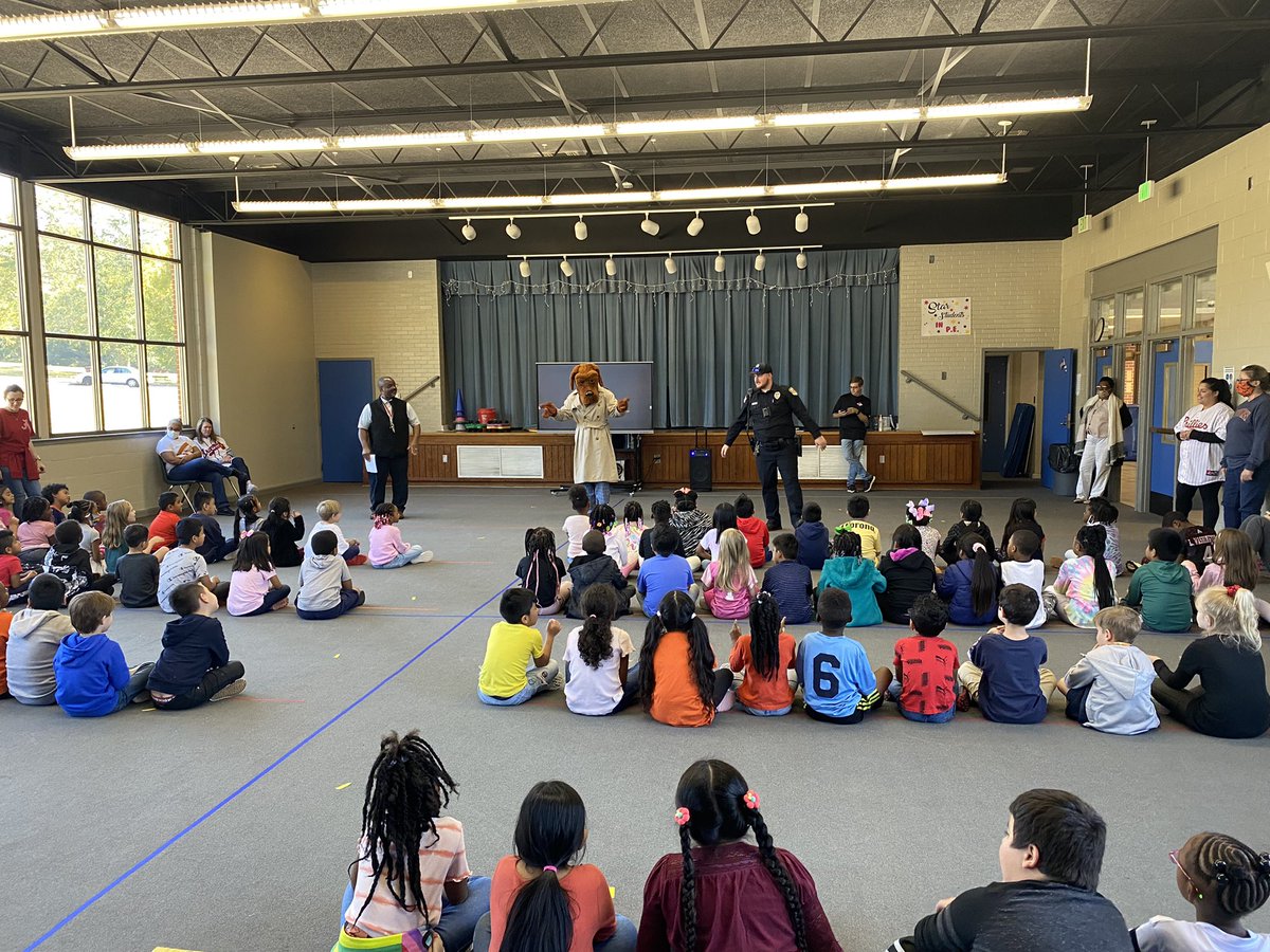 OpelikaPD's tweet photo. McGruff and Officer Poss visited the kids at @CarverPrimary today for #RedRibbonWeek! https://t.co/nbQVTV3azI