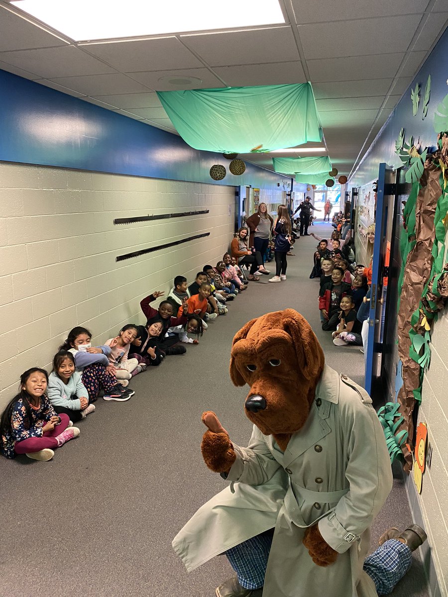 OpelikaPD's tweet photo. McGruff and Officer Poss visited the kids at @CarverPrimary today for #RedRibbonWeek! https://t.co/nbQVTV3azI