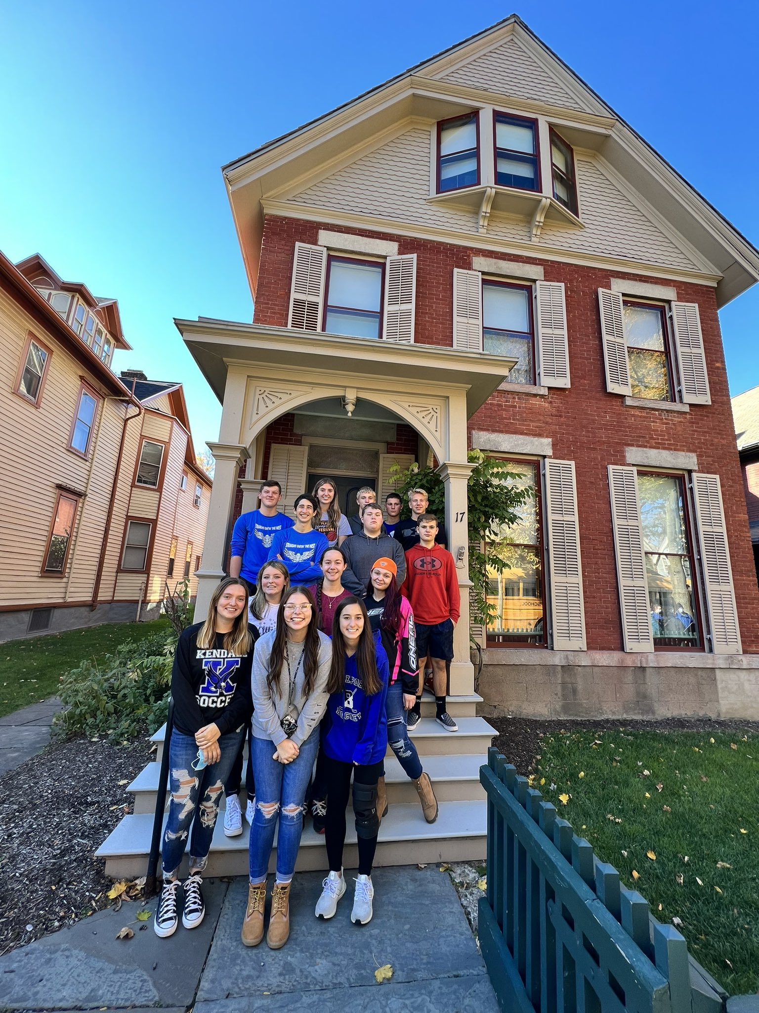 Kendall High School Library on Twitter "Mrs. Driesel’s APUSH group shot on the steps of the