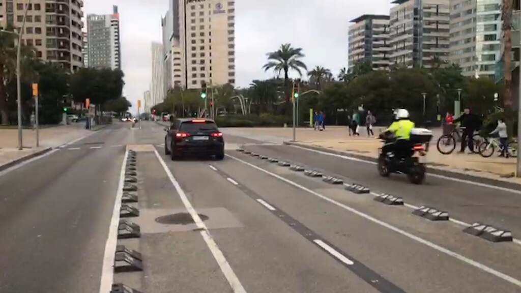 3CatInfo's tweet image. Persecució de pel·lícula de Barcelona a Badalona, amb un cotxe tirant droga en la fugida bit.ly/3fg2FGE