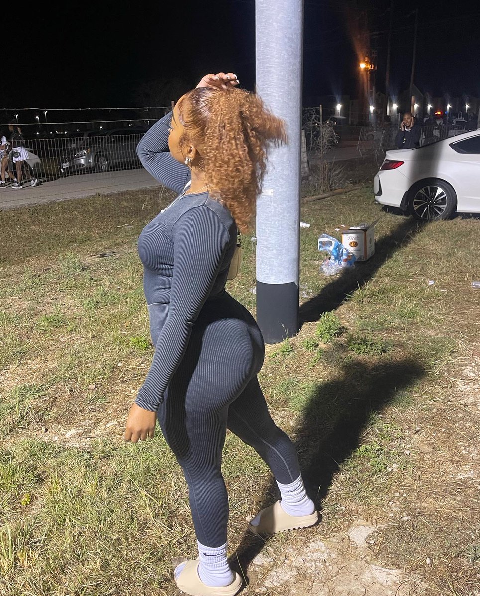 PrettyZj1's tweet photo. Fine girl fall🍂 https://t.co/E0szir9dtN
