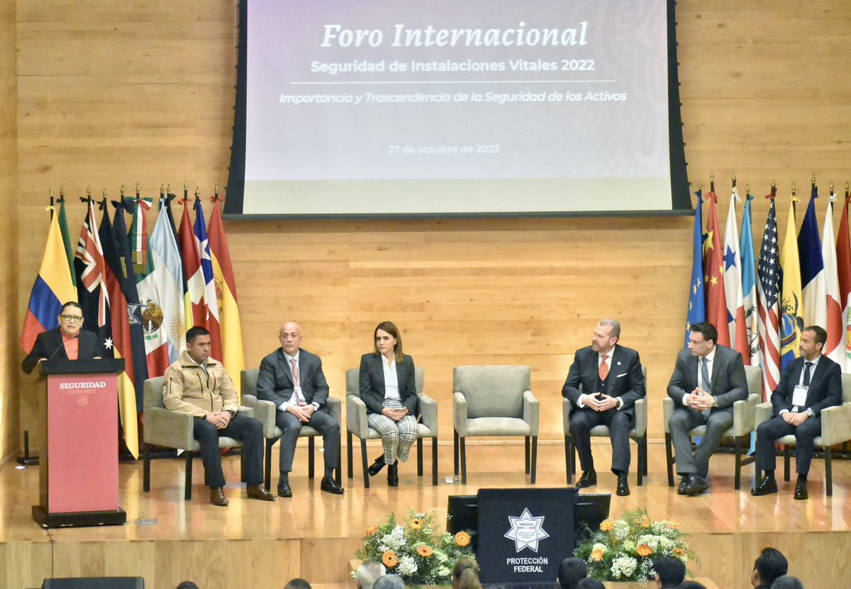 Inauguramos el Foro Internacional de Seguridad de Instalaciones Vitales, organizado por @spf_sspc, para intercambiar experiencias y mejorar la protección de escuelas, hospitales e inmuebles, pero sobre todo de las mujeres, hombres, niñas, niños y población que hace uso de ellos.