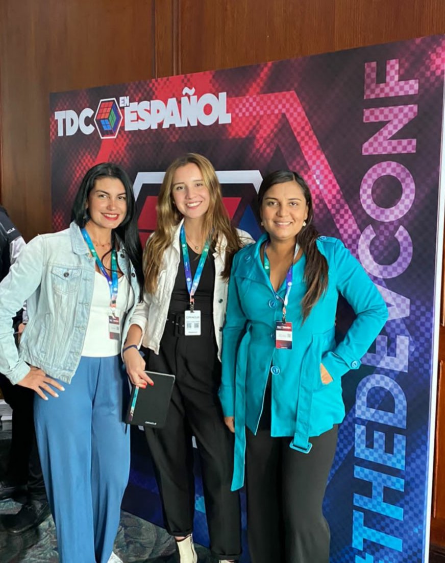 arellyscorrea's tweet photo. Presentes en la primera versión de @TheDevConf  Colombia tours en español. #TheDevConf https://t.co/LtcVJqeIFj