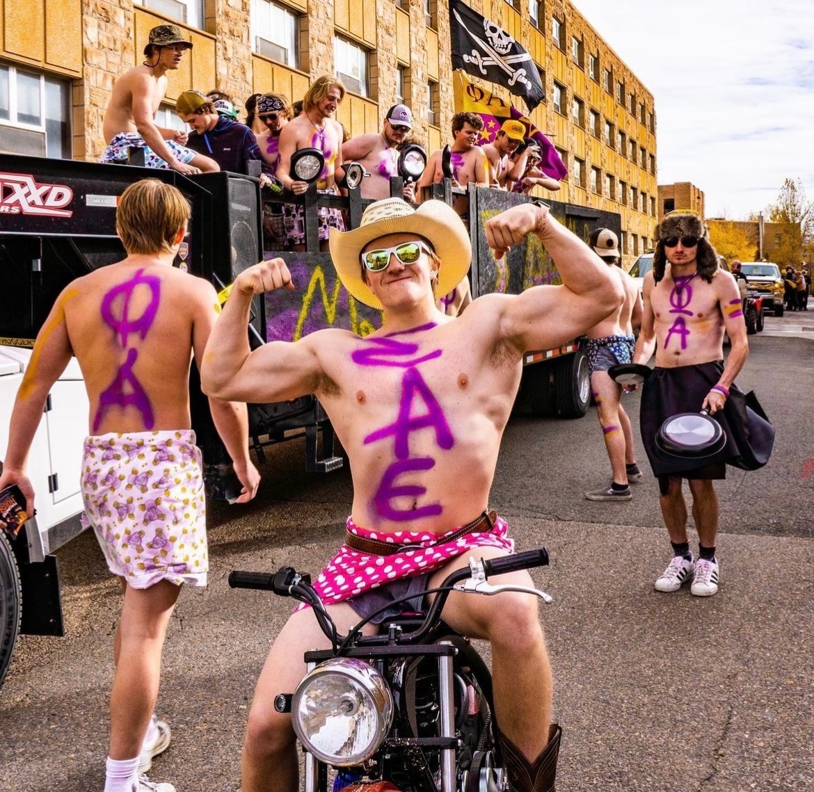 sae1856's tweet photo. Unapologetic ΣΑΕ Pride right there 👏👏👏 

Happy Homecoming season to all of the brothers who get to relive their chapter’s traditions or experience them for the first time!! https://t.co/OIRsV23YZI