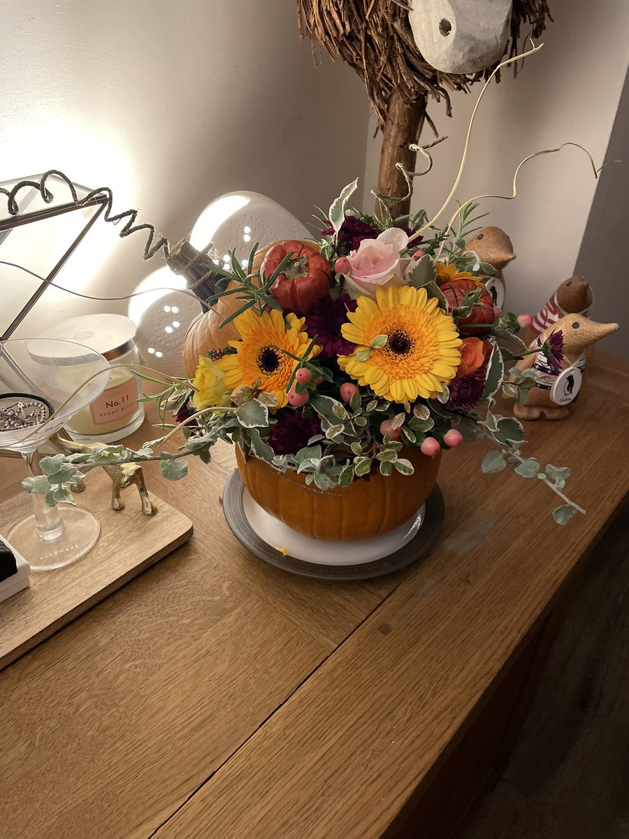 A lovely way to spend a few hours after a busy day at work, thinking I may take up flower arranging 😉🎃🌼