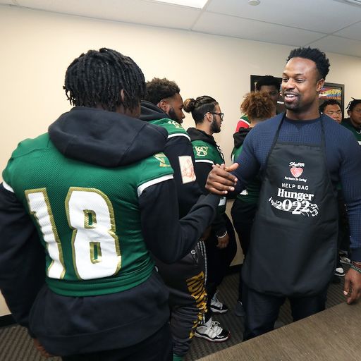 Wakefern_Food's tweet photo. Former New York linebacker and radio host @BartScott57 recently visited the ShopRite of Newark to “Help Bag Hunger” and raise awareness about food insecurity. ShopRite is working with @ProcterGamble to raise awareness about food insecurity. #PartnersInCaring #FightHunger https://t.co/6Rx5Q9lZzI