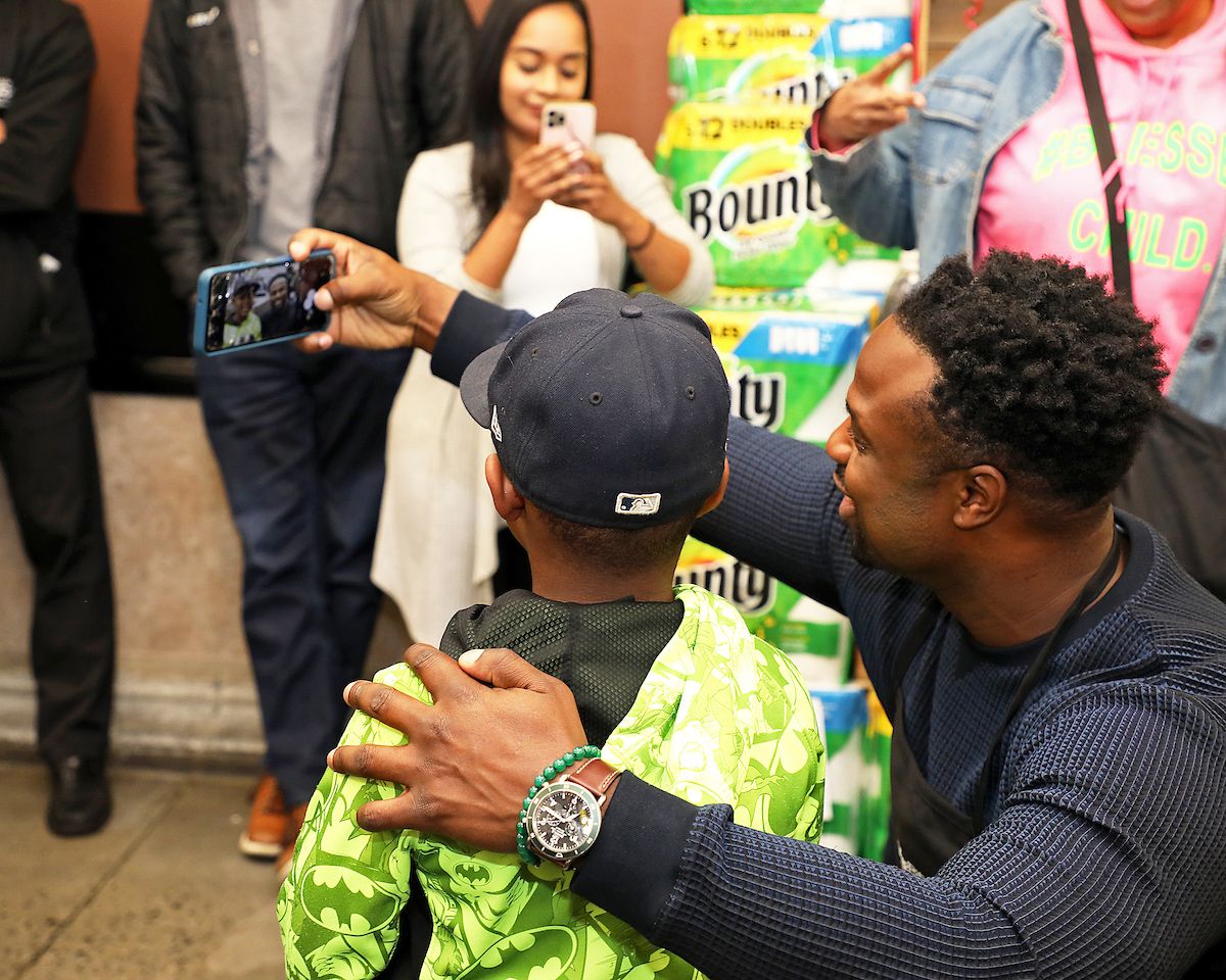 Wakefern_Food's tweet photo. Former New York linebacker and radio host @BartScott57 recently visited the ShopRite of Newark to “Help Bag Hunger” and raise awareness about food insecurity. ShopRite is working with @ProcterGamble to raise awareness about food insecurity. #PartnersInCaring #FightHunger https://t.co/6Rx5Q9lZzI