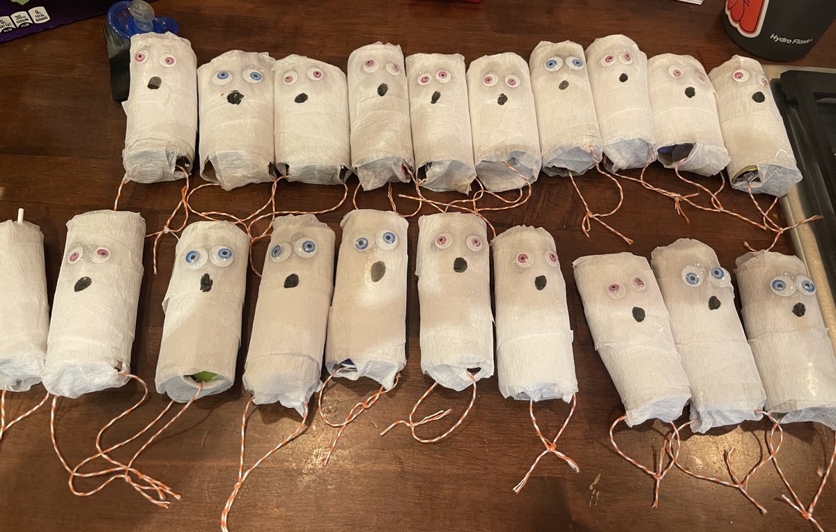 MrsJDeopp's tweet photo. In case you needed a laugh tonight, I was so proud of these ghost piñatas only to realize I actually made 20 tampons for My second grader’s Halloween class party 🙈🤷‍♀️😂 #momfail #pinterestfail #halloween #DIY #mom #teachers https://t.co/QFzP9H9fGf