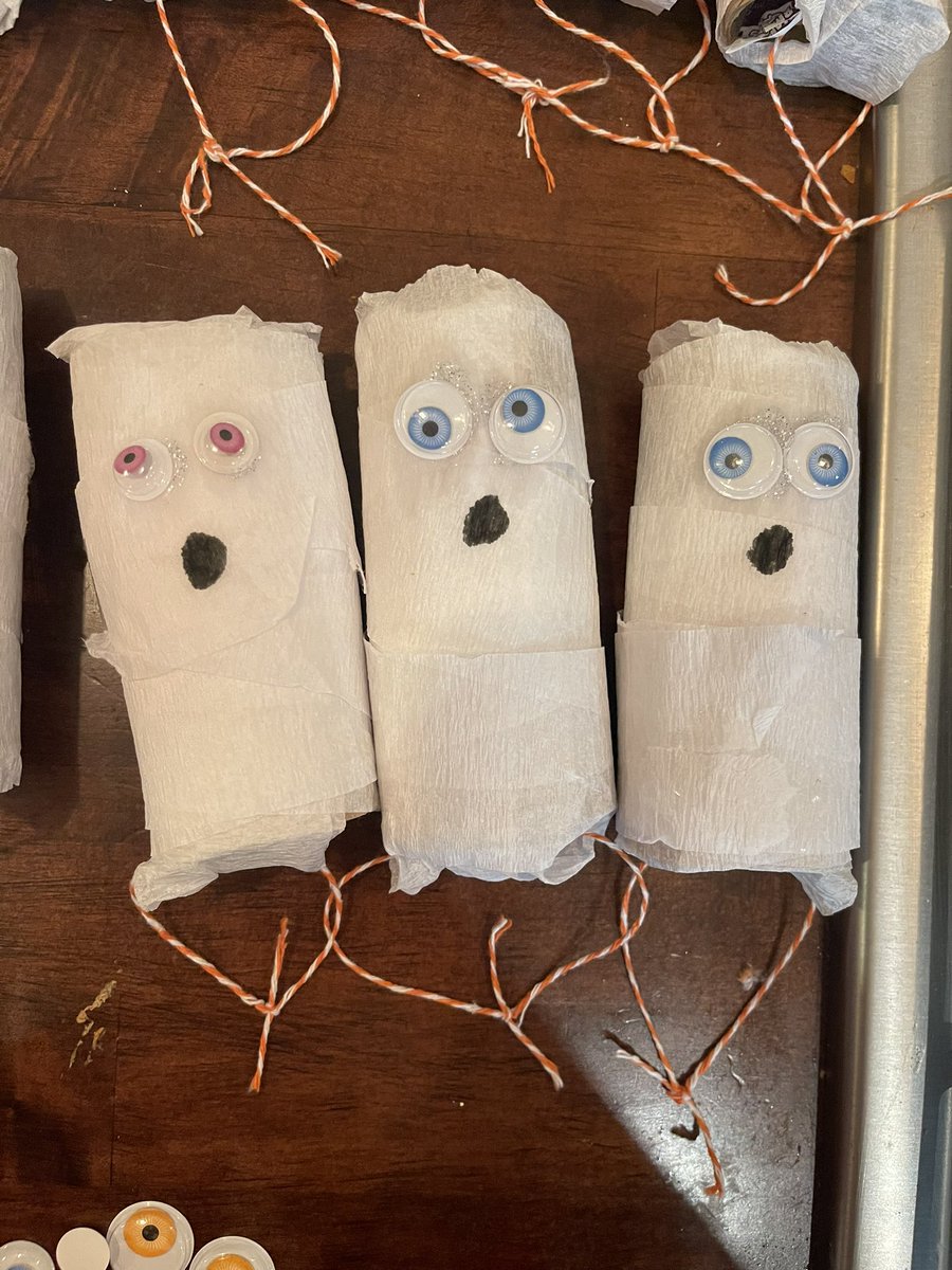 MrsJDeopp's tweet photo. In case you needed a laugh tonight, I was so proud of these ghost piñatas only to realize I actually made 20 tampons for My second grader’s Halloween class party 🙈🤷‍♀️😂 #momfail #pinterestfail #halloween #DIY #mom #teachers https://t.co/QFzP9H9fGf
