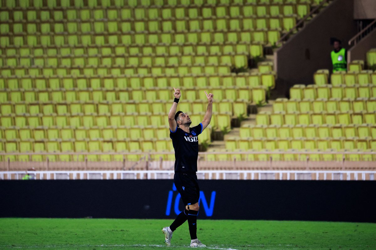 34.3 - Anastasios Bakasetas, bu sezon Avrupa kupalarının grup aşamasında en uzak mesafeden atılan frikik golünü Kızılyıldız filelerine gönderdi (34.3 metre). Falso.