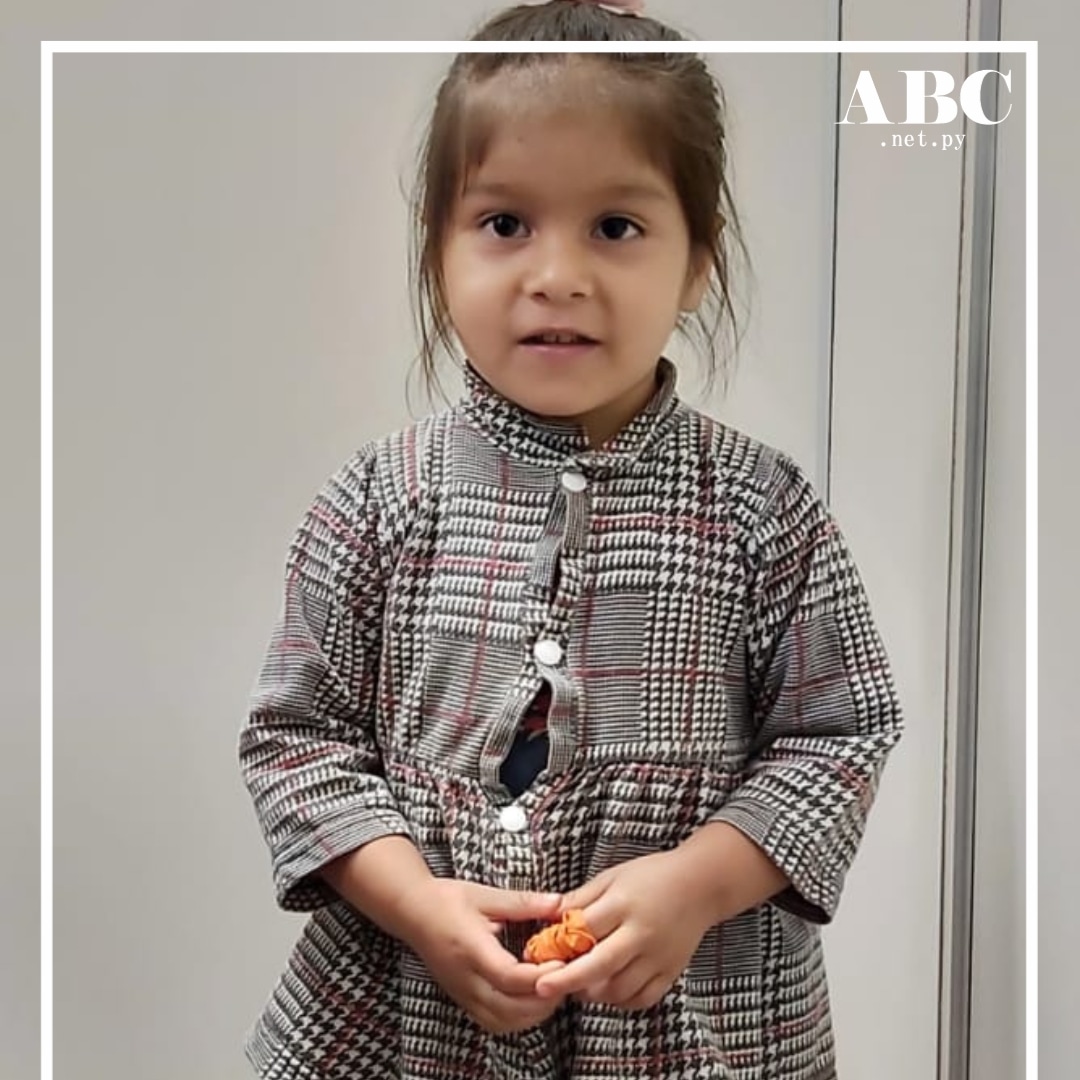 abcnet_py's tweet photo. Ciudad del Este: Fiscal busca a familiares de niña de 3 años que habría sido abandonada por su madre en una cancha de volley. 
El Ministerio Público, busca contactar con familiares, fue abandonada el 17 de octubre pasado, en la zona de Minga Guazú. La niña dice llamarse Mili. https://t.co/Vq4tXYlrsE
