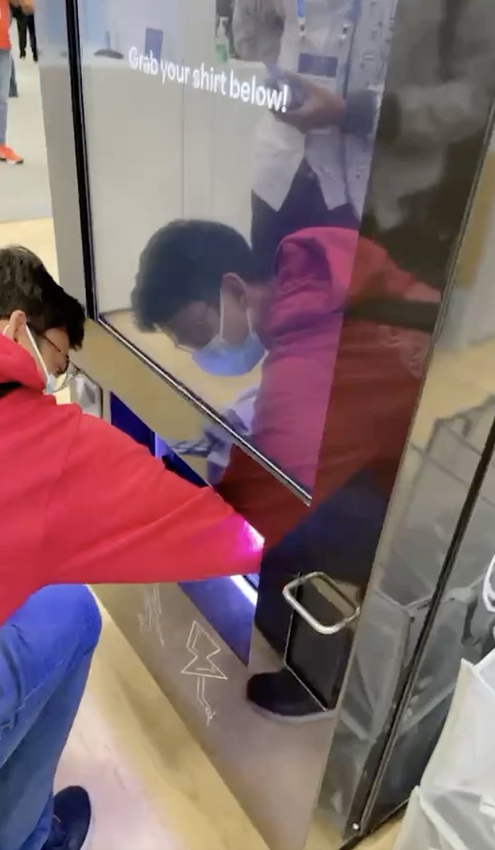 OpenAtIntel's tweet image. Still time to drop by booth D2 and grab your #codecity tee! #KubeCon