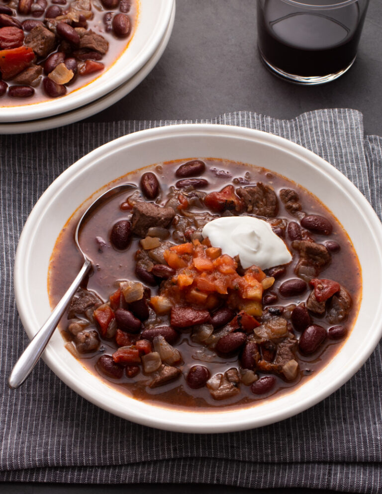 JillSHough's tweet photo. 🎃🕷🎃 What's spooky #delicious for #Halloween? This hearty, full-flavored #chili! From my #100PerfectPairings cookbooks, pair it with #spooky dark #Syrah. Get the #recipe at https://t.co/pZJ8sMvZu4. #halloweenfood #perfectpairings #foodandwinepairings #wineandfoodpairings 🎃🕷🎃 https://t.co/hZNDEBxbNt
