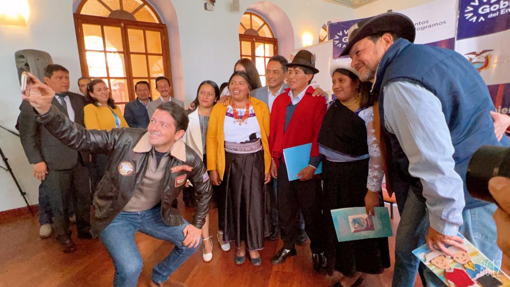 AgriculturaEc's tweet photo. #Ambato l Los integrantes del Movimiento Indígena de Tungurahua recibieron un predio en condición de comodato, que será utilizado como sede por un periodo de 50 años. Los ministros @panchojimenezs y @bmanzanod hicieron la entrega oficial.

#JuntosPorElAgro https://t.co/yZCiN0NGL9