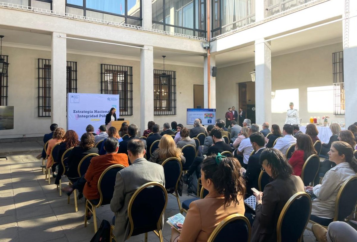 PNUDChile's tweet photo. 🏛️ Hace algunos días participamos del lanzamiento de la consulta ciudadana para la #EstrategiaIntegridad, junto a @Segpres, @CIPyT_gob y distintos organismos públicos y de la sociedad civil.

💬 Ahora te invitamos a sumar tu voz y participar en https://t.co/0nuO7quaWD https://t.co/LLWLL2YIxq