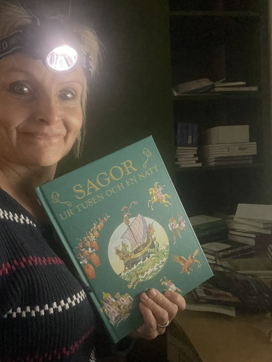 AckermannMalin's tweet photo. Flitens lampa. När bokhandeln saknar lyse får man ta fram pannlampan för att prismärka böcker. Till exempel Sagor ur tusen och natt. Gud så glad jag är för att äntligen få bli sagotant. https://t.co/QUyMvIyxpU