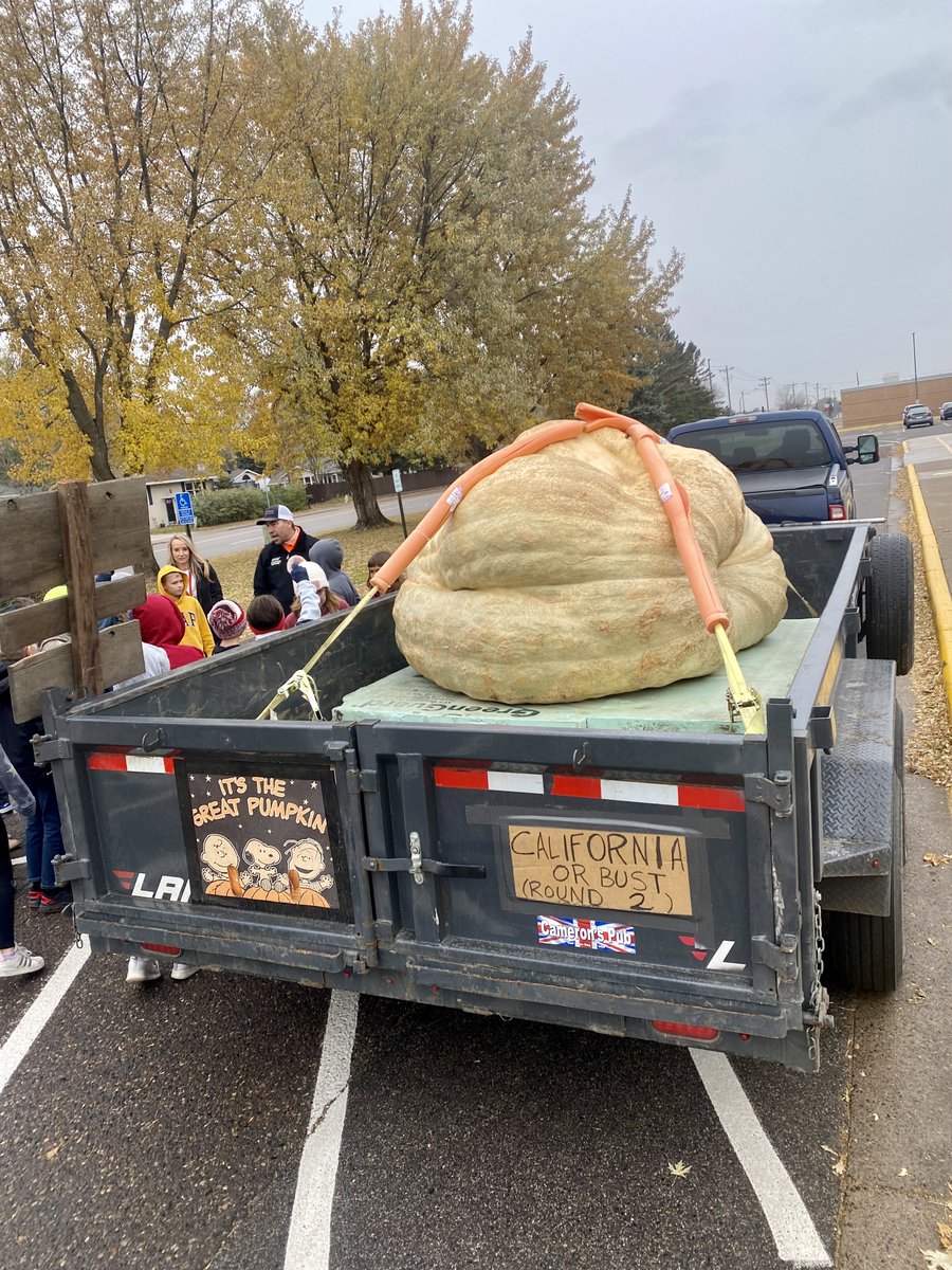The Great Pumpkin visited <a href="/ParkerPumas/">Parker Elementary</a> this morning!  It weighed 2,560lbs, the largest in North America!  Shout out to Shanna Jeffers &amp; Travis Gienger for helping make this happen so that our Pumas could see this beauty up close. #GoPumas 🐾 @WCampbell728  @bittmand <a href="/ISD728/">ISD 728</a>