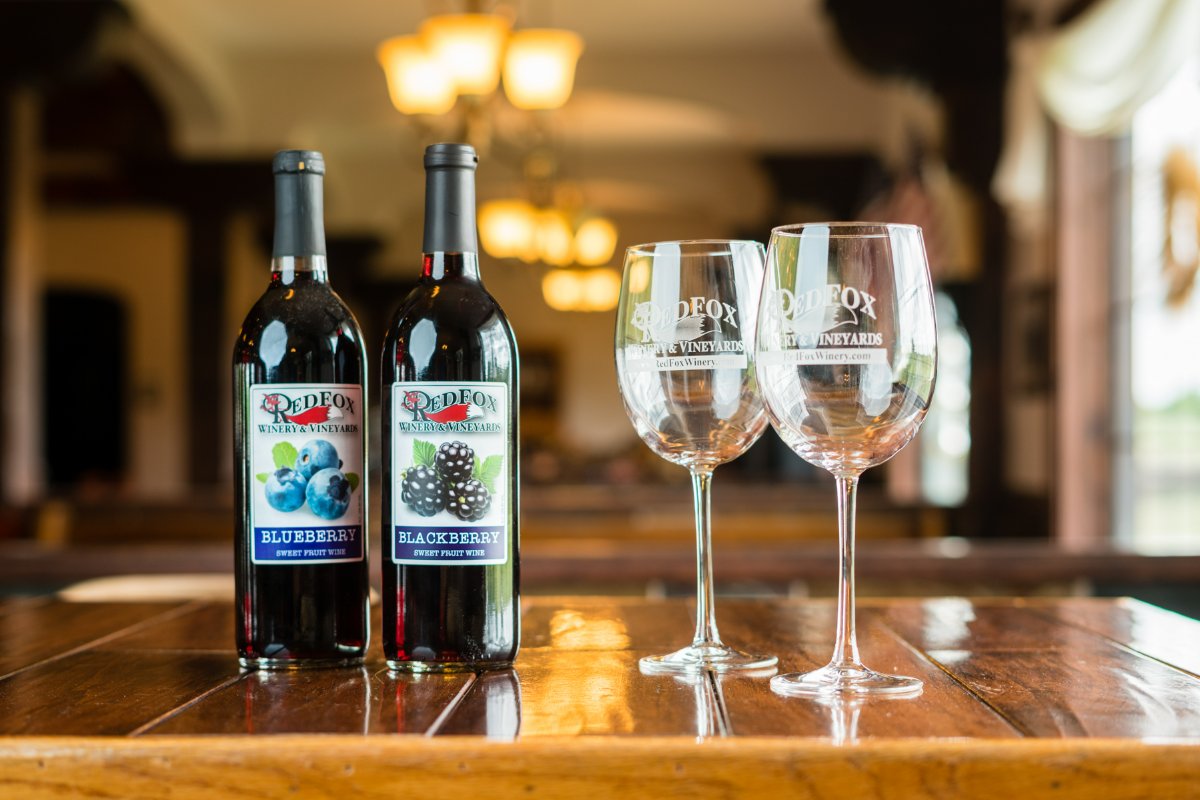 RedFoxWinery's tweet photo. Hosting some out-of-town guests? Visit us for a wine tasting -- we'll help you find some bottles that satisfy even the pickiest palette. For parties of 5 or more, call (816) 918-8161 to make a reservation.  #RedFoxWinery #Vineyard #UrichMO #Winery #SupportLocal #CelebrateUrich https://t.co/bOKgpurmo2