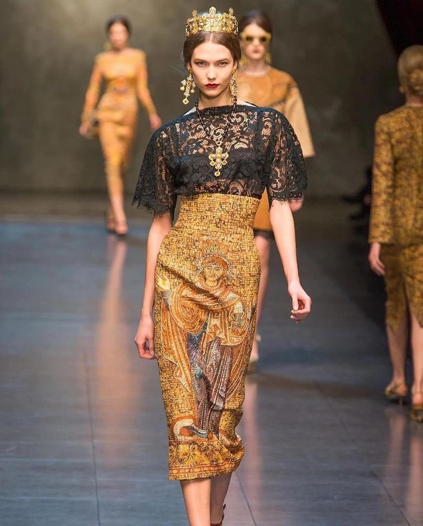 Feminofobi's tweet photo. Dolce Gabbana’nın Bizans temalı defilesinden💜 https://t.co/DTVVAiPYtT