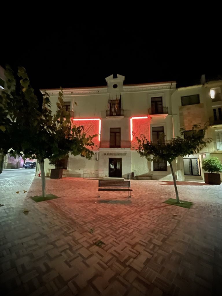 DIA MUNDIAL | Coincidint amb la commemoració del Dia Mundial del TDAH, la façana de l’Ajuntament s’il·lumina avui de color taronja. Aquest color és el que representa als familiars i afectats per aquest trastorn. #27OTDAH @ahidatte