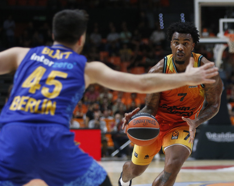 Un sólido Valencia Basket derrota al Alba Berlín y suma su primera victoria como local en Euroliga 8⃣7⃣ @valenciabasket 7⃣3⃣ @albaberlin 📸 @miguelangelpo67 / @valenciabasket