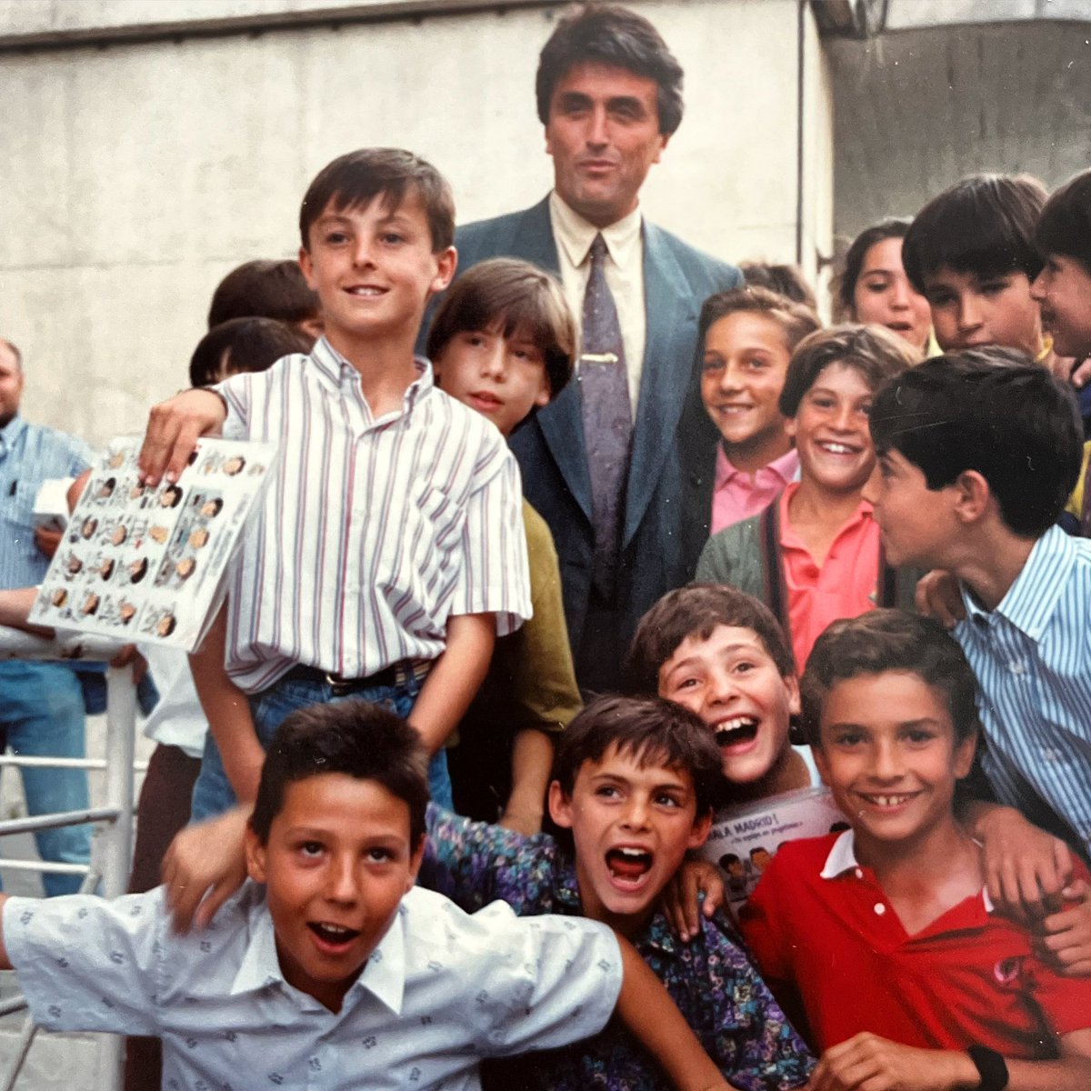 De esta fotaza han pasado 31 años! Estadio Santiago Bernabéu con Radomir Antic. El que abre tanto la boca soy yo! #tbt #FelizJueves