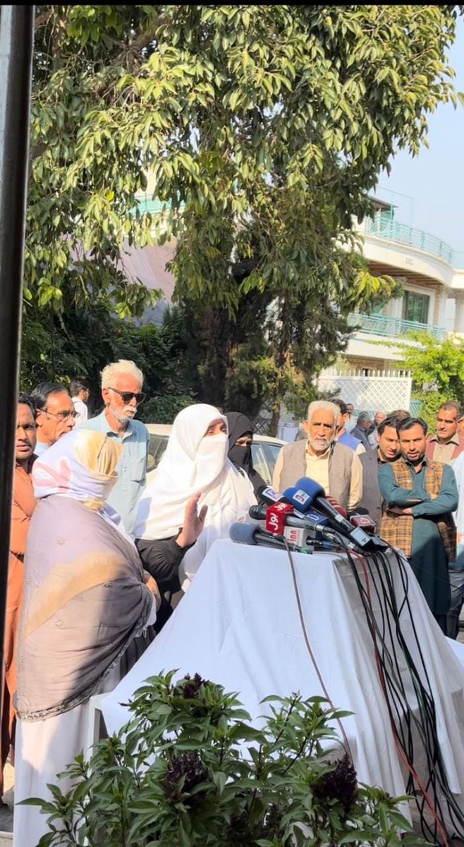 ڈائیریکٹر شعبہ تعلقات عامہ حلقہ خواتین جماعت اسلامی پاکستان اورسابق ممبرقومی اسمبلی عائشہ سید نےصوبائی نگران پبلک ریلیشنز آنسہ اشفاق اورشعبہ تعلقات عامہ کی ضلعی نگران کےہمراہ سینئرصحافی ارشدشریف کےگھرجاکرانکے اہلخانہ سےتعزیت اورمرحوم کےلئےمغفرت کی دعا کی اورمیڈیا سے بھی گفتگو کی۔