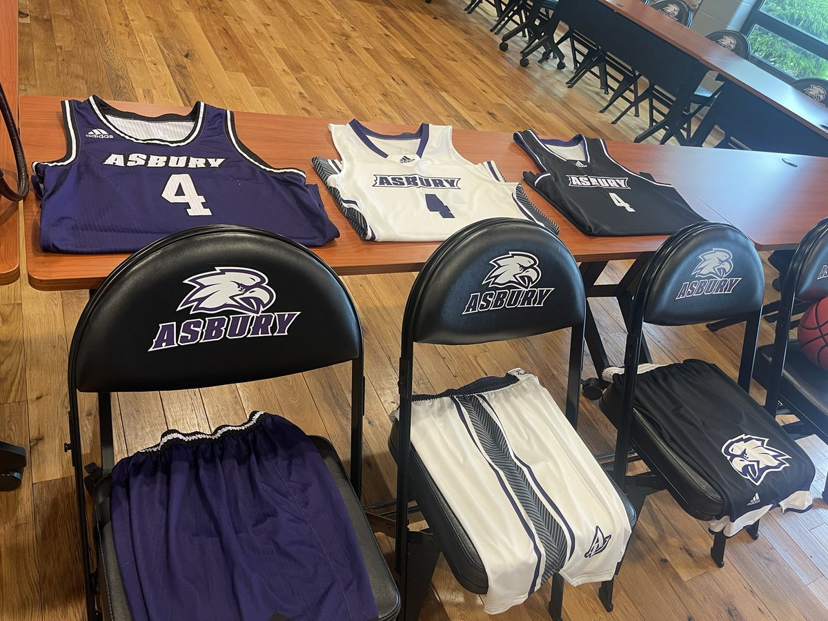 JacksonSims12's tweet photo. After a great phone call with @CoachRussAU, I’m blessed to receive an offer to play basketball at Asbury! Thankful and excited for this opportunity! Go Eagles!! @authrill24 https://t.co/4eYG82BYlX
