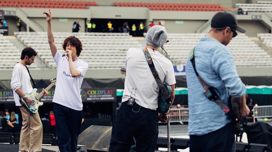 jingallery's tweet photo. jin &amp; coldplay’s rehearsal for #TheAstronaut https://t.co/gjBwZrDFqM
